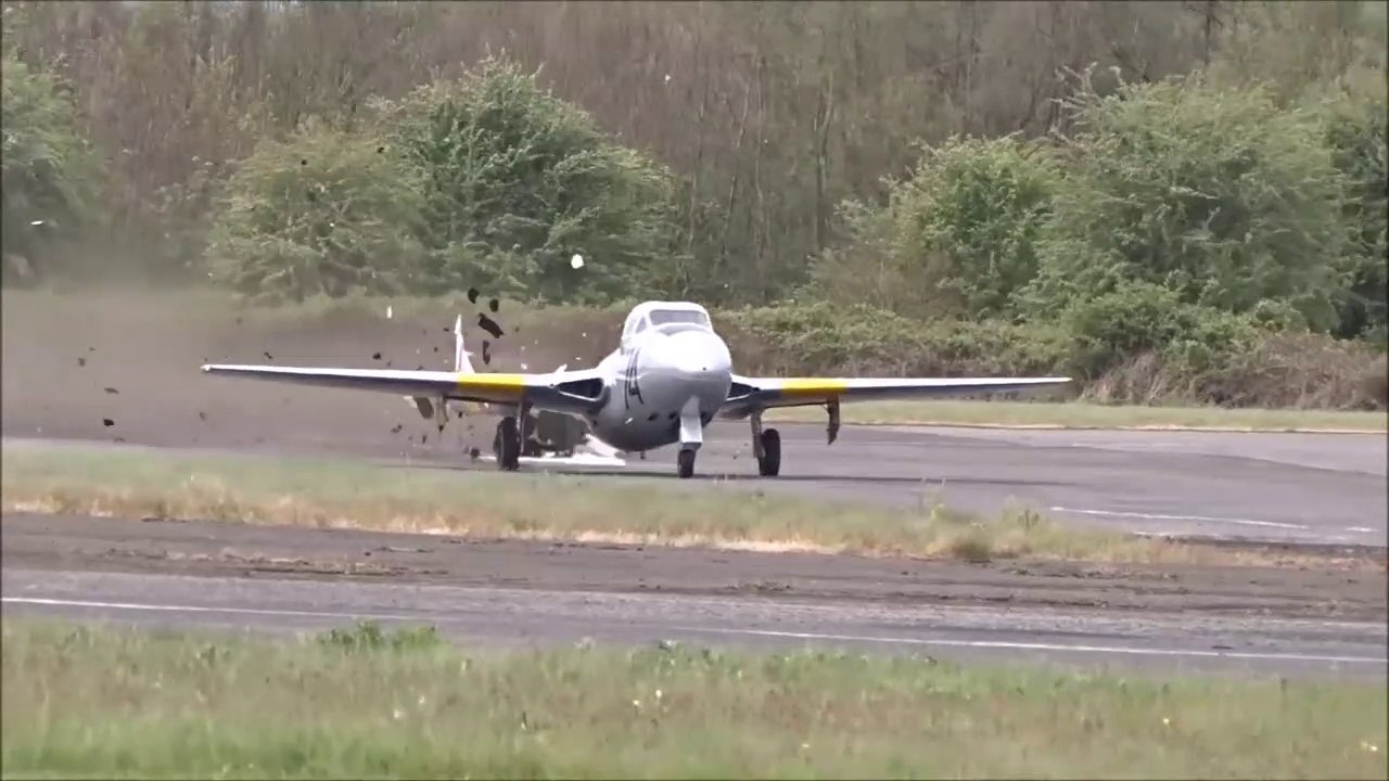 Cet avion arrache la piste au décollage - Avion Vampire T11