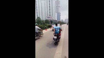 Đã xác định được danh tính nam thanh niên điều khiển xe máy bằng chân