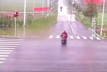 Ce motard a vraiment eu beaucoup de chance!