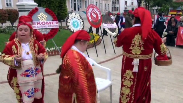 Polis Korosu İşaret Diliyle İstiklal Marşı Okudu