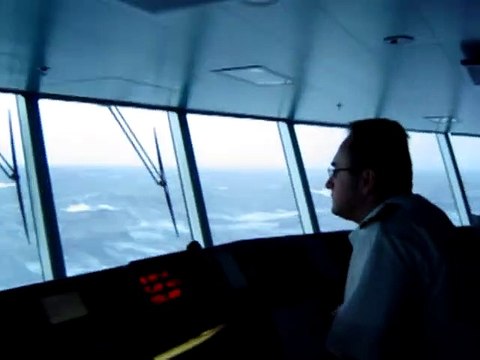 Ce bateau se prend une énorme vague en pleine tempête... Impressionnant