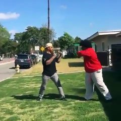 Un ami de Dwayne Johnson finit par prendre un KO