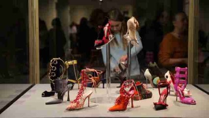 Inauguran retrospectiva de Manolo Blahnik en el Hermitage de San Petersburgo