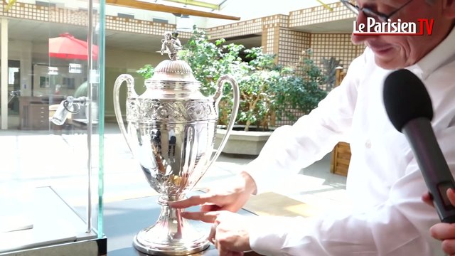 Dans l'atelier de gravure du trophée de la Coupe de France