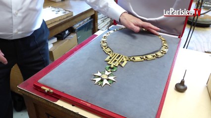 Le collier du président de la République gravé du nom de Macron