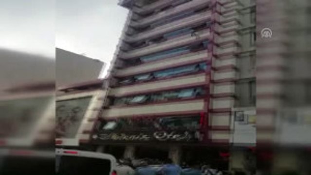 5. Kattan Düşmek Üzere Olan Çocuk Son Anda Kurtarıldı