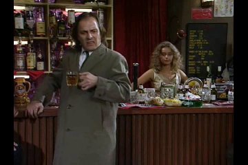 Bottom S02E04 - Parade