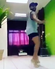 مهربان هنرمندانه با کفش پاشنه بلند زنانه چه زیبا و ماهرانه می رقصد!!