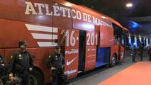 Llegada del autobús del Atlético de Madrid al Vicente Calderón
