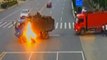 Un motociclista resultó envuelto en llamas tras chocar con un camión en China