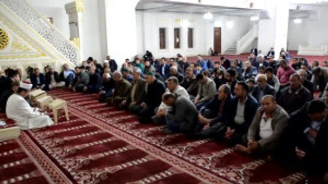 Yüksekova'da Berat Kandili Türkçe ve Kürtçe Dualarla Idrak Edildi