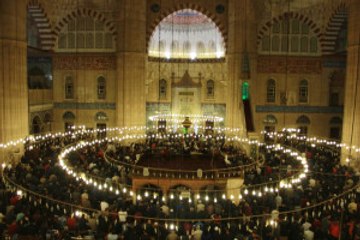 Berat Kandili Tüm Yurtta Huşu Içinde Eda Edildi