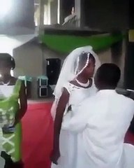 La mariée refuse d'embrasser le marié en pleine cérémonie...