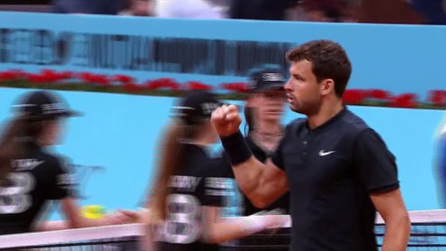 Y sigue Grigor Dimitrov firmando autógrafos... :)