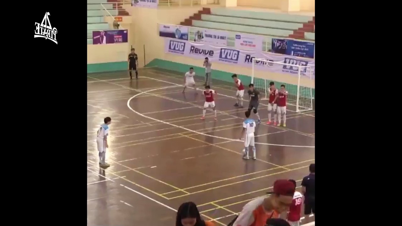 Très beau coup franc - Foot en salle