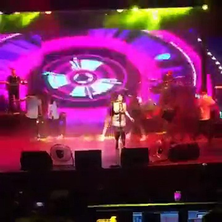 Hande Yener'in Konserde Değirmen Tekme Yemesi!