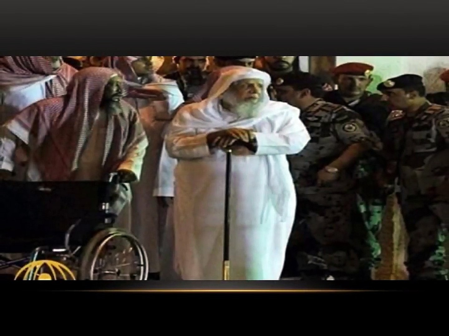 صورة الأمير ممدوح بن عبدالعزيز لحظة تشييع الأمير مشعل تلفت انتباه