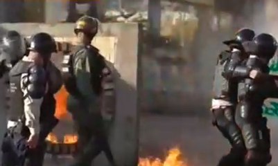 Warga dan Polisi Venezuela Saling Serang dengan Molotov