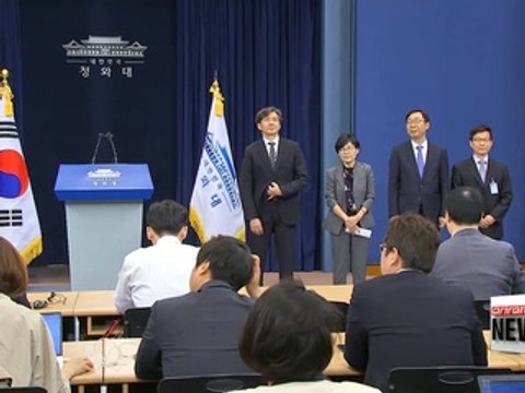 President Moon names chief secretaries at Cheong Wa Dae