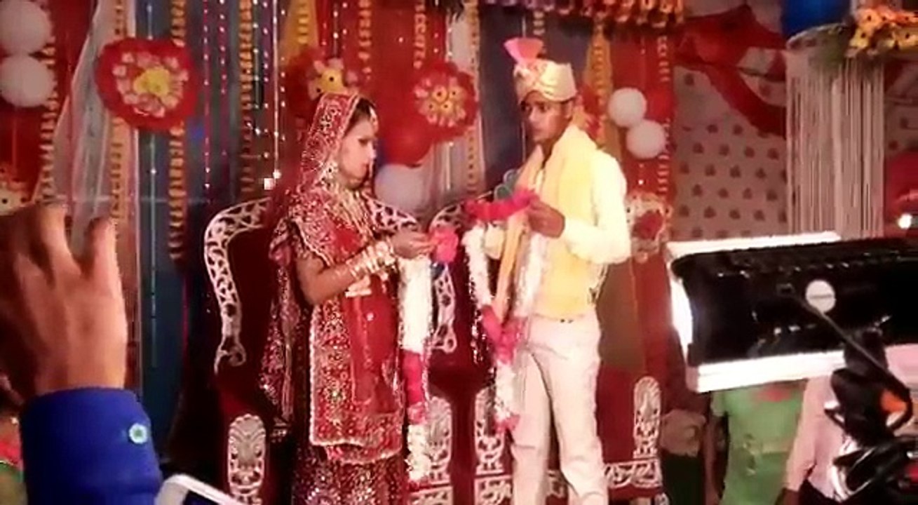 कभी देखी है ऐसी वरमाला आपने - हस्ते हस्ते पेट में दर्द हो जाये तो कोई गारंटी नही,