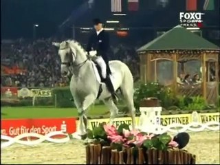 Cette jument commence à trotter, mais regardez bien lorsque la musique change.