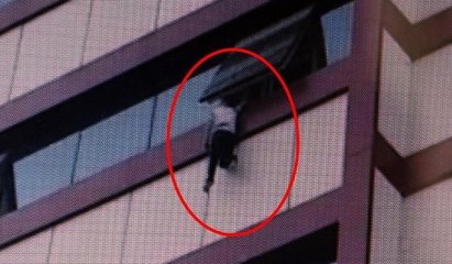 Pencerede asılı kalan çocuk ölümden döndü