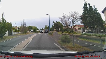 voiture arrive en face à  audenge