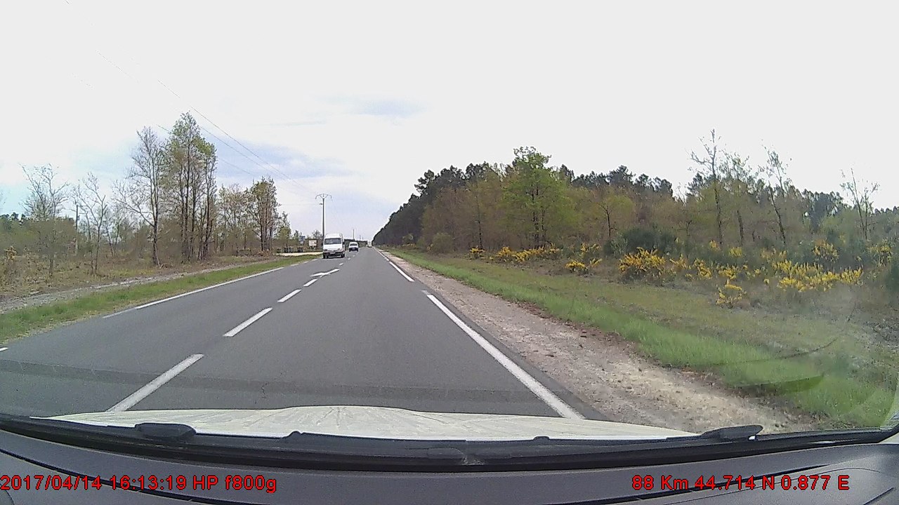 voiture arrive en face