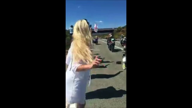 Cette fille a eu très chaud aux fesses au passage du peloton de cyclistes!