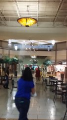 Je crois qu'il pleut dans le centre commercial!
