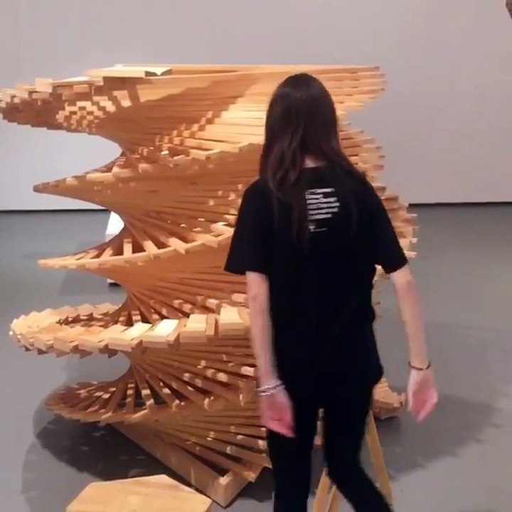 Cette oeuvre d'art en bois est en fait un instrument de musique incroyable : Spiral-xylophone