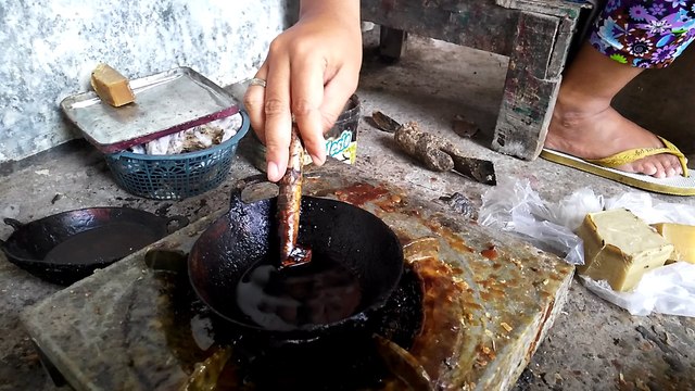 Proses pembuatan batik tulis dengan canting tradisional