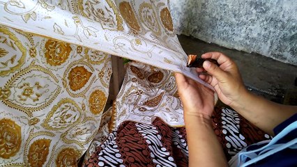Cara membuat batik tahap awal lemahan atau canting pertama