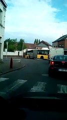 Un bus accordéon piégé sur un ilot directionnel à Jumet