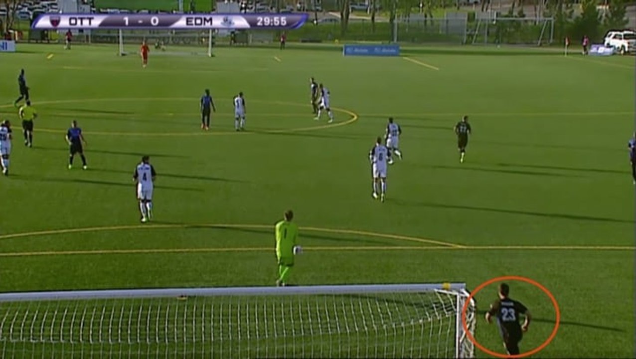 Jacob Keegan se fait oublier par le gardien et lui chipe le ballon !