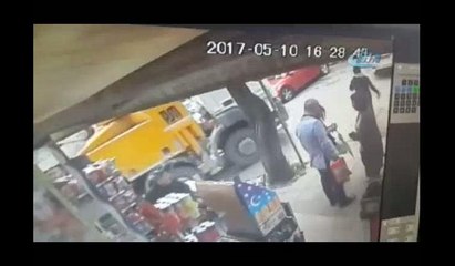 Yaşlı adamın ayağını ezdi, şoka girdi