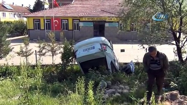 Okul müdürü okul önünde kaza yaptı: 2 yaralı