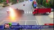 China: motociclista terminó envuelto en llamas tras chocar con camión