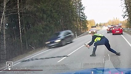 Un policier utilise une herse pour arrêter une voiture (Estonie)