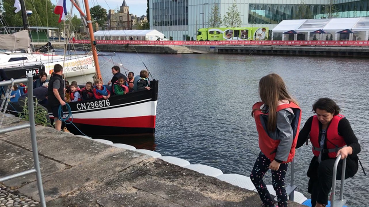 Les écoliers découvrent le village de la Normandy Channel Race