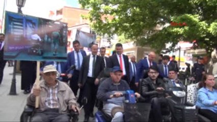 Kırıkkale Engellilerin Yürüyüşüne Vali ve Başkandan Göz Bantlı ve Bastonlu Destek