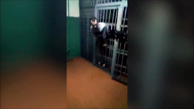 Ce prisonnier essaie de s'évader par un tout petit trou entre les barreaux!