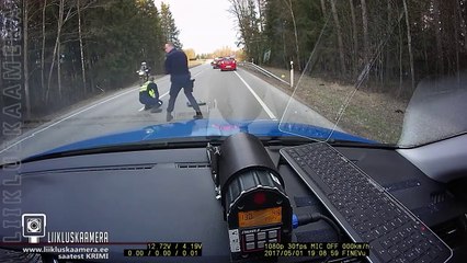 Скачать видео: Regardez ce policier estonien jeter une herse pour stopper un chauffard !