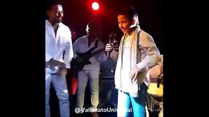 Martín Elías Junior cantando con su papá en tarima