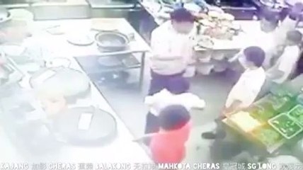 Heboh di malaysia....Pemilik restoran, tukang masak disyaki pukul pekerja wanita