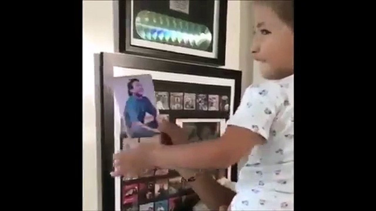 Martin Elias mostrándole a su hija Paula fotos de su abuelo Diomedes Díaz