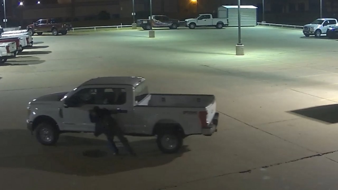 Watch suspected car thieves in runaway truck blunder