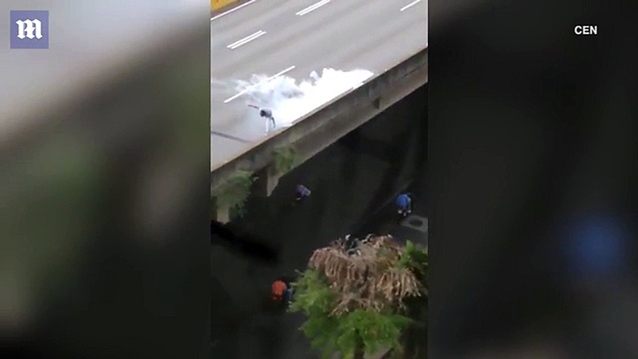 Horrifying moment a Venezuelan protester is fatally shot _ 2017