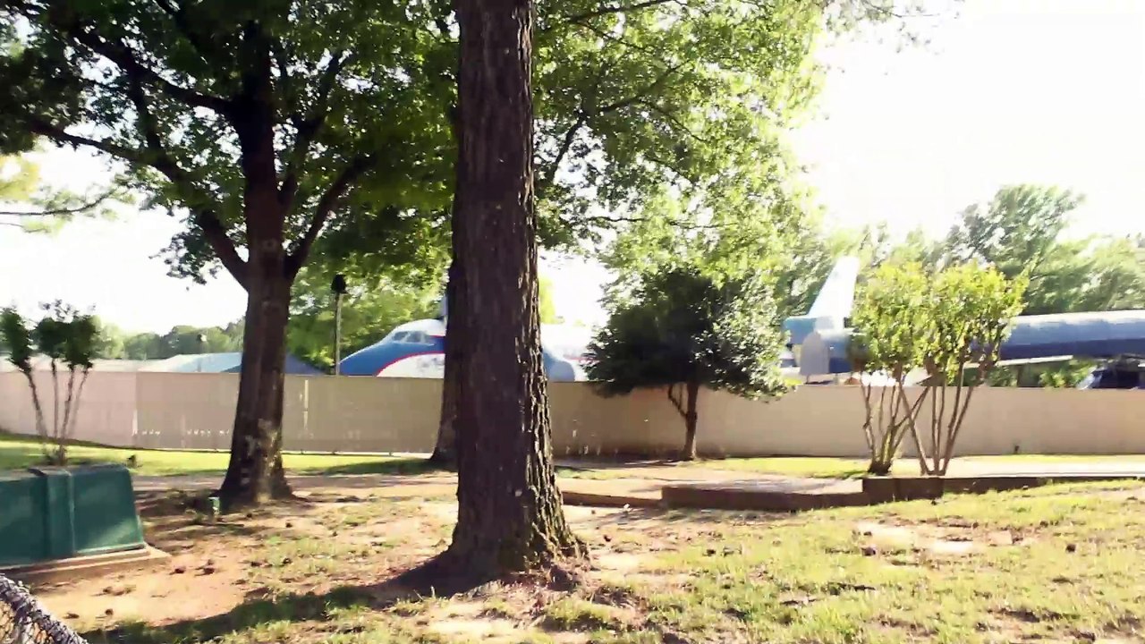 Walking Tour from Elvis Presley's Graceland Crossing to half demolished Graceland Plaza May 10 2017