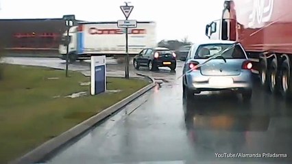 Dashcam captures lorry smash into a car in Leicester _ 2017